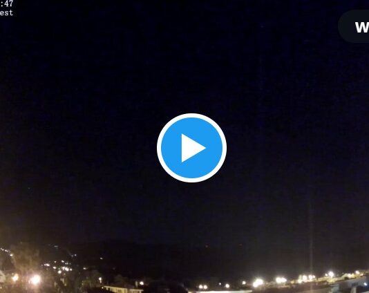 Ein Feuerball schlägt mit 120.000 Stundenkilometern in den Valencianischen Himmel ein