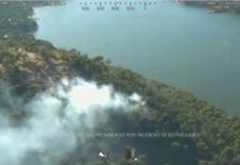 Ein Kleinflugzeug stürzt in San Martín de Valdeiglesias mit zwei Insassen an Bord ab