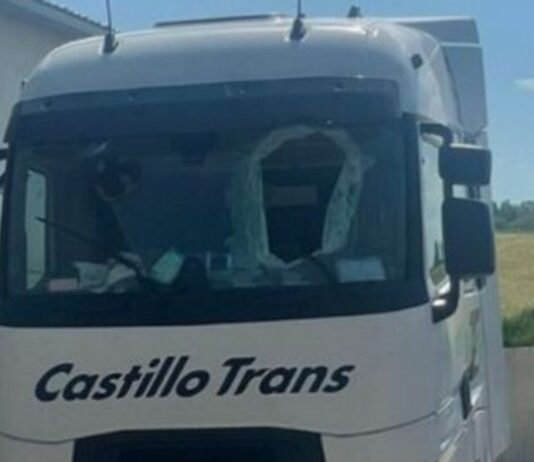 Ein Lkw-Fahrer aus Alicante ist in Belgien gestorben nachdem er von einem Kanaldeckel getroffen wurde der von einer Autobahnbrücke geworfen wurde
