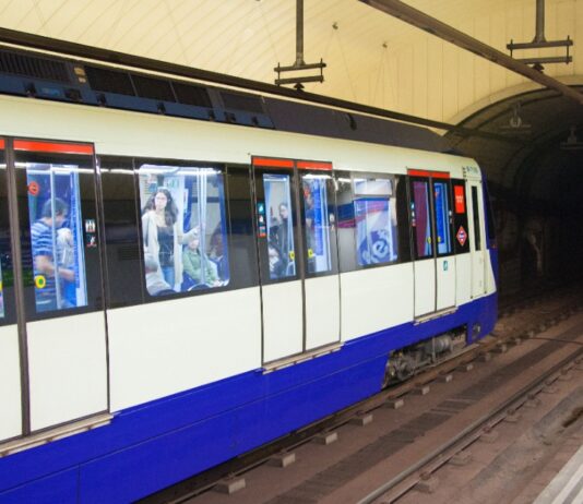 Ein Mann der zum Urinieren auf die Gleise gegangen war stirbt nachdem er in Madrid von der U-Bahn überfahren wurde