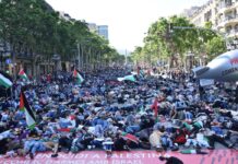 Einige Menschen demonstrierten am Samstag in Barcelona gegen den Völkermord in Gaza