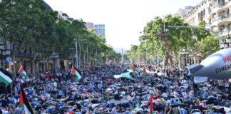 Einige Menschen demonstrierten am Samstag in Barcelona gegen den Völkermord in Gaza