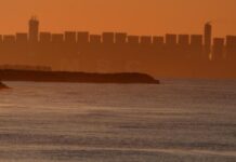 Fata Morgana Manhattan vor der Küste Barcelonas