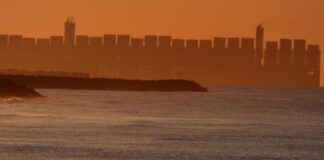Fata Morgana Manhattan vor der Küste Barcelonas