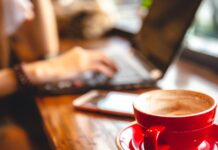 Valencias Cafés im Kampf gegen Telearbeit Sie zahlen für einen Kaffee und besetzen acht Stunden lang einen Tisch