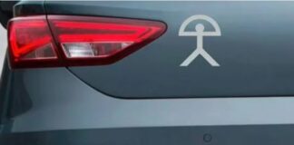 Was bedeutet dieser Aufkleber den viele Autofahrer in Spanien auf der Kofferraumklappe des Autos tragen