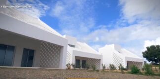 Weil Sie es verdient hat Eine Hausbesetzerin zeigt ihre neue Luxusvilla auf Menorca im Wert von 670.000 Euro