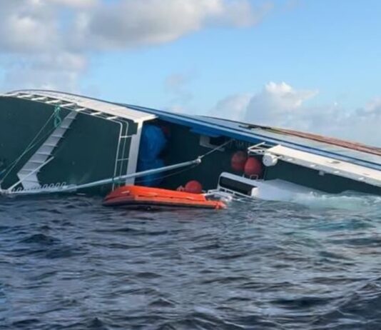 Das Schiff Zahara Dos aus Vigo sinkt mit 19 Seeleuten in den Gewässern vor Fidschi