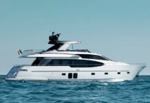 Eine Yacht im Wert von fünf Millionen wurde an einem Strand in Valencia gestrandet gefunden