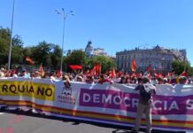Rund 4.000 Menschen fordern in einem republikanischen Marsch in Madrid die Abschaffung der Monarchie