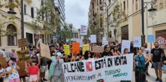 Hunderte Menschen aus Alicante rufen gegen den Massentourismus und seine Auswirkungen auf