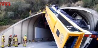 Schwerer Unfall eines Busses in Barcelona mit Dutzenden von Passagieren an Bord
