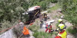 Sieben Minderjährige verletzt als ein Touristen-Kleinbus in den Pyrenäen von einer Piste stürzt