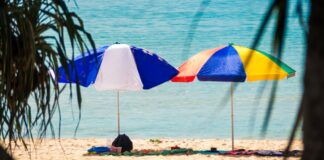 Sonnenschirmkrieg Geldstrafe bis zu 3000 Euro wenn sie einen Platz am Strand mit dem Sonnenschirm belegen