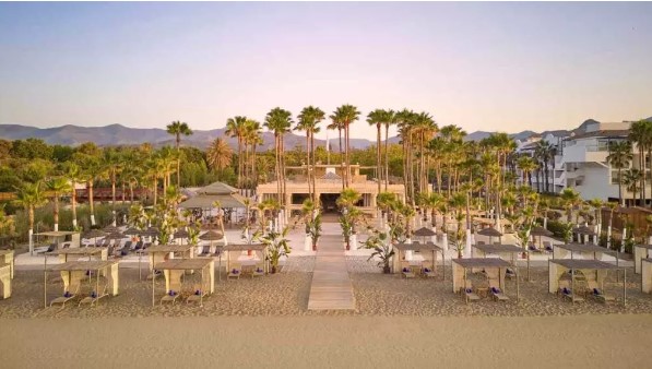 Das Paradigma des "dolce far niente" vor dem Meer: Drei einzigartige Strandclubs in Spanien mit Schwimmbad, Strand und Gastronomie 1 Beach Club am Meer Benahavis Marbella