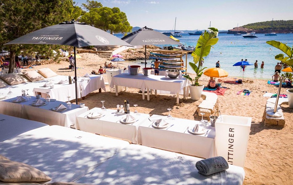 Das Paradigma des "dolce far niente" vor dem Meer: Drei einzigartige Strandclubs in Spanien mit Schwimmbad, Strand und Gastronomie 3 Cala Bassa Beach Club