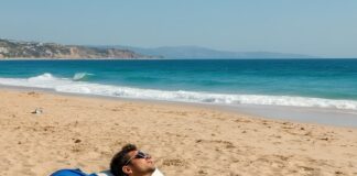 Der neueste Trend für Touristen in Spanien Am Strand schlafen um beim Hotel zu sparen