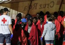 Die Regierung schreibt 100 Millionen an erstklassigen Lebensmitteln für Einwanderer auf den Kanarischen Inseln aus