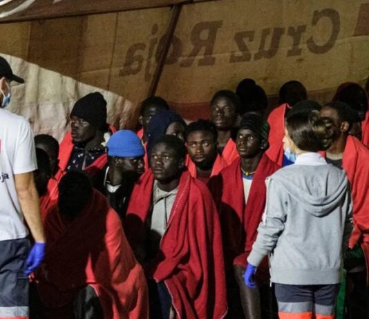 Die Regierung schreibt 100 Millionen an erstklassigen Lebensmitteln für Einwanderer auf den Kanarischen Inseln aus