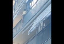 Ein junger Mann rettet ein Kind das in Alicante von einem Balkon hing