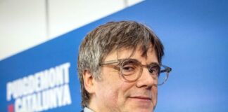Houdini Carles Puigdemont beim Versuch das Parlament zu erreichen vor hunderten von Kameras und einer Menschenmenge plötzlich verschwunden