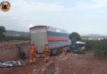 Drei Tote und vier Verletzte als ein Lkw in Benifairó de les Valls Valencia die Bremsen verlor