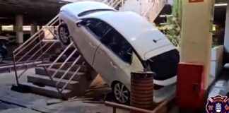 Ein Auto ist das Treppenhaus eines Einkaufszentrums in Alcorcón hinuntergestürzt