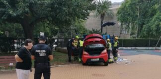 Ein Autofahrer überfährt auf einem Platz in Denia Alicante unter Drogeneinfluss drei Personen