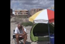 Ein Paar schläft seit Juli am Strand von Alicante