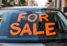 Verkaufsschild am Auto Die DGT verhängt eine Geldstrafe von bis zu 1.000 Euro