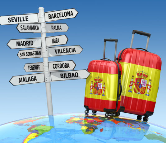 gepäck und beschilderung für einen besuch in spanien