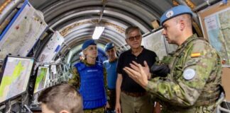 669 Spanische Soldaten der UN Friedenstruppe UNIFIL die den Libanon beschützen sollten, verkriechen sich in Bunkern