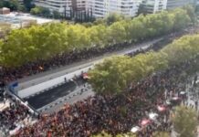 Bis zu 400.000 Menschen demonstrierten am Sonntag in Madrid um den Rücktritt von Sánchez zu fordern