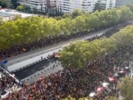 Bis zu 400.000 Menschen demonstrierten am Sonntag in Madrid um den Rücktritt von Sánchez zu fordern