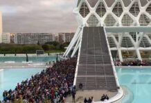 100.000 Freiwillige fahren in Bussen vom Koordinationszentrum in Valencia in die betroffenen Gebiete