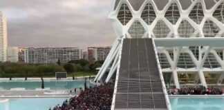 100.000 Freiwillige fahren in Bussen vom Koordinationszentrum in Valencia in die betroffenen Gebiete
