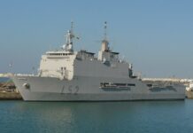 Das Marine Schiff Galicia legt im Hafen von Valencia an um in den von der DANA betroffenen Gebieten zu helfen