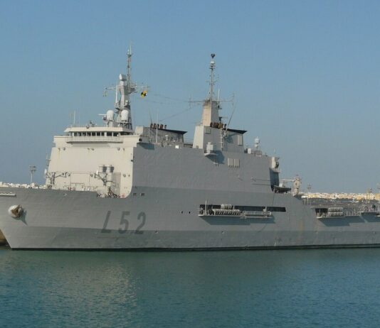 Das Marine Schiff Galicia legt im Hafen von Valencia an um in den von der DANA betroffenen Gebieten zu helfen