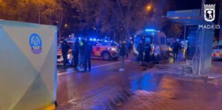 Ein Toter und zwei Schwerverletzte als ein unkontrolliertes Auto in ein Bus-Wartehäuschen in Madrid kracht