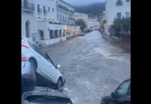 Ein heftiger Sturm überflutet Cadaqués und reißt mindestens 32 Fahrzeuge mit sich