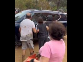 Sánchez musste beim Besuch in Valencia evakuiert werden während der König versuchte die Menge zu beruhigen
