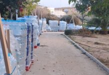 Der Bürgermeister von Picassent lässt Dutzende von Paletten mit nach der Flut gespendetem Wasser in der Sonne verderben