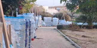Der Bürgermeister von Picassent lässt Dutzende von Paletten mit nach der Flut gespendetem Wasser in der Sonne verderben