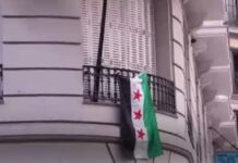 Die syrische Flagge wird nach dem Sturz des Regimes von Baschar al-Assad an der Botschaft in Madrid gewechselt