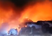 Eine Lagerstätte von Fahrzeugen die durch die DANA beschädigt wurden, brennt in Catarroja Valencia