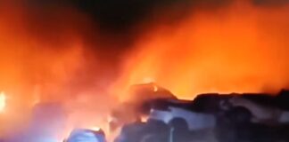 Eine Lagerstätte von Fahrzeugen die durch die DANA beschädigt wurden, brennt in Catarroja Valencia