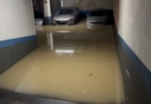 Fast 300 Fahrzeuge wurden nach einem Rohrbruch auf einem Parkplatz in Alcorcón überflutet