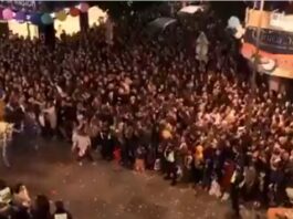 Hunderte rufen Pedro Sánchez, Hurensohn bei der Parade der Heiligen Drei Könige in Sevilla