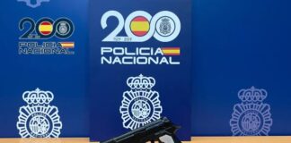 Zwei Festgenommen, weil sie versucht haben, einen Supermarkt in Alicante mit einer Plastik Pistole auszurauben