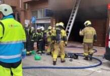 Das Auto, das den Brand in Alcorcón verursachte, bei dem zwei Feuerwehrleute starben, war ein Hybrid und fuhr mit 60 km/h in die Garage ein